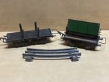 trois trains miniatures posés sur une table l'un à côté de l'autre