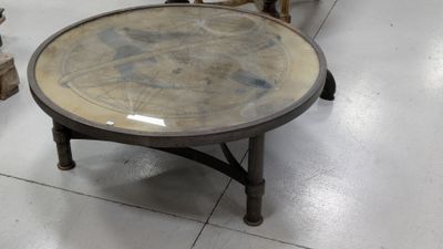 une table basse sur laquelle est posée une carte, dans un magasin