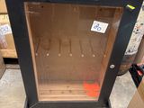 une vitrine en verre sur laquelle est posé un martini