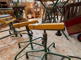une pièce où il y a beaucoup de chaises et de tables