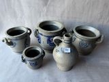 cinq vases bleus et blancs posés sur une nappe blanche