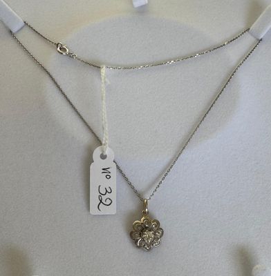 Chaîne en or gris maille Forçat, soutenant un pendentif " Fl…