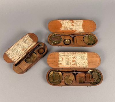 Lot de trois balances trébuchets. - Photo 1