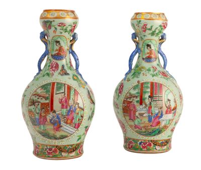 paire de vases chinois ornés de figures peintes sur fond blanc