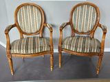 paire de chaises anciennes de style français avec des coussins rembourrés à rayures