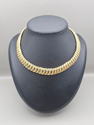 a gold chain necklace on a mannequin mannequin mannequin mannequin mannequin mannequin mannequin mannequin manne