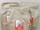 trois sacs de croquettes posés par terre