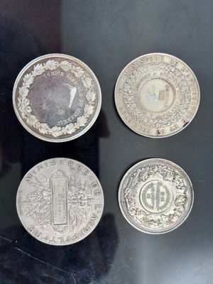 quatre types de pièces différents exposés dans une vitrine