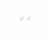 deux paires de boucles d'oreilles posées sur une surface blanche