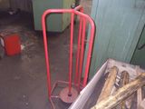 une photo d'un diable métallique rouge dans un garage