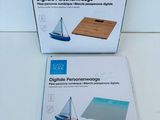 deux boîtes contenant des appareils électroniques posées sur une table blanche