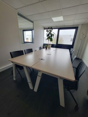 Quatre tables en stratifié bois, piètement laqué blanc - Photo 1