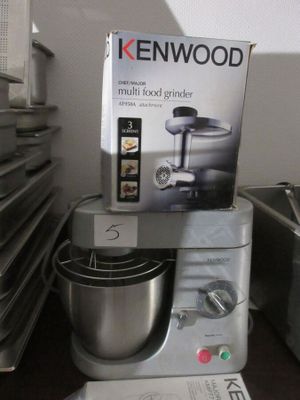 une boîte contenant un hachoir multifonction Kenwood posée sur un plan de travail