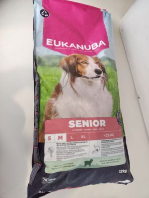 un gros plan sur un sac de croquettes posé sur une table