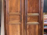 une armoire en bois surmontée d'un miroir