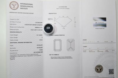 Un diamant de laboratoire, facetté taille émeraude, d'un poi…