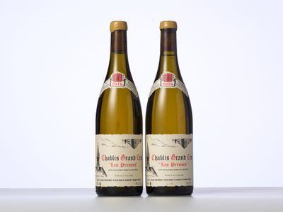 deux bouteilles de vin posées sur une table l'une à côté de l'autre