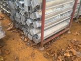 une pile de barres d'acier empilées les unes sur les autres