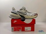 Chaussures de course Nike Air Zoom 2 dans une boîte posée sur une surface blanche