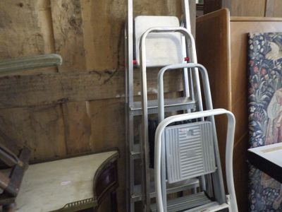 une pile d'échelles et une chaise dans une pièce