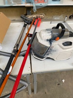 une table sur laquelle se trouvent des outils et une boîte posée sur la table