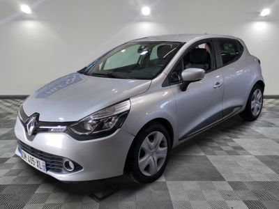 la voiture argentée est garée sur un carrelage à carreaux