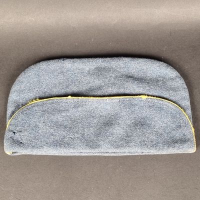 un petit sac gris muni d'une fermeture éclair sur le dessus