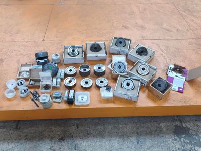 une table sur laquelle sont posés plusieurs appareils photo et d'autres objets