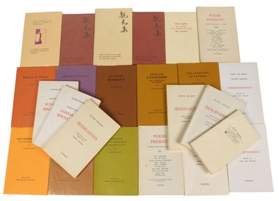 plusieurs livres sont empilés sur une surface blanche