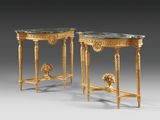 une paire de tables d'appoint de style Louis II en forme de gilet