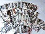 un lot de vieilles cartes postales posées sur une table