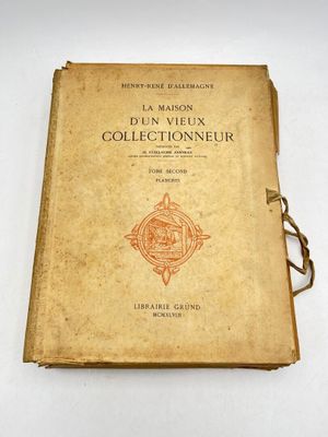 un vieux livre posé sur une table blanche à côté d'un mur blanc