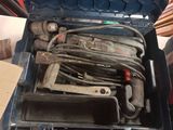 une boîte à outils avec des outils sur une table