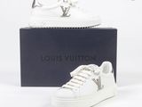 baskets Louis Vuitton blanches avec des détails argentés
