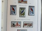 un livre sur lequel figurent des images d'oiseaux et des timbres