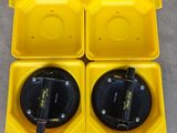 deux boîtes en plastique jaunes avec deux couvercles en plastique noirs