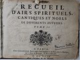 un vieux livre écrit posé sur une table