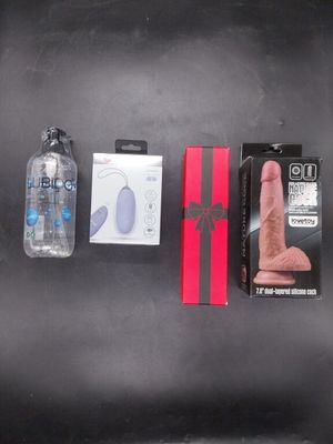une bouteille d'eau, une bouteille d'eau, une bouteille d'eau et une bouteille d'eau posées sur une table