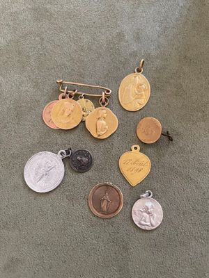 plusieurs médailles d'or et d'argent ainsi qu'un insigne posés sur un tapis