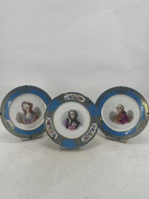trois assiettes en porcelaine bleue et blanche ornées de représentations de personnes