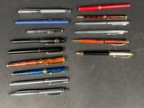 plusieurs types de stylos alignés sur une table