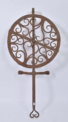 une vieille horloge en fer au motif décoratif accrochée au mur