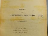 un vieux livre dont le titre est écrit à la main, posé sur une table