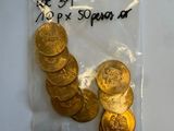 un sac de pièces d'or posé sur une table blanche