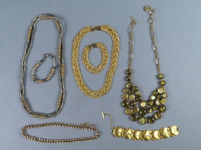 de nombreux types de colliers et de bracelets sur la table