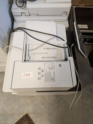 une imprimante blanche posée sur une machine blanche