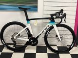 un vélo posé sur un sol à damier