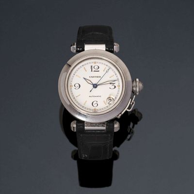 gros plan d'une montre sur une surface noire