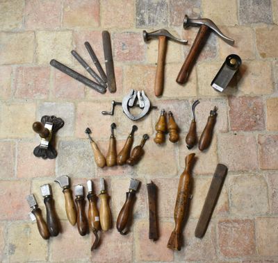 de nombreux types d'outils différents disposés sur le sol