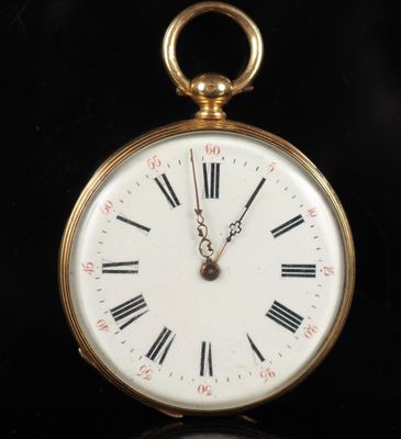 une montre de poche en or avec des chiffres romains sur le cadran